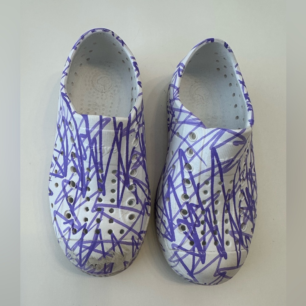 Native x crayola shoes size 10